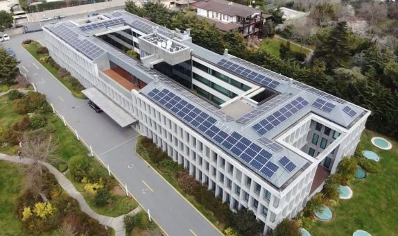 Doğan Holding Şirket Merkezi'nin Çatısına Çatı Tipi Güneş Enerjisi Santrali Kuruldu Doğan Holding Şirket Merkezi'nin Çatısına Çatı Tipi Güneş Enerjisi Santrali Kuruldu