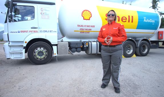 Türkiye'nin İlk Kadın LPG Tankeri Sürücüsü Göreve Başladı Türkiye'nin İlk Kadın LPG Tankeri Sürücüsü Göreve Başladı