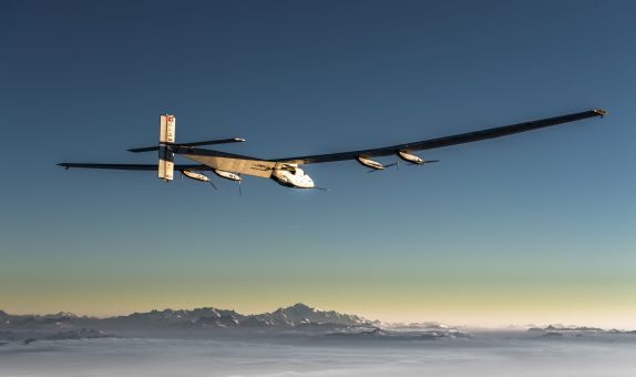 Solar Impulse tarih yazdı: 21 günde sıfır-emisyonlu devr-i alem Solar Impulse tarih yazdı: 21 günde sıfır-emisyonlu devr-i alem