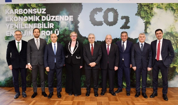 "Karbonsuz Ekonomik Düzende Yenilenebilir Enerjinin Rolü" Tartışıldı "Karbonsuz Ekonomik Düzende Yenilenebilir Enerjinin Rolü" Tartışıldı