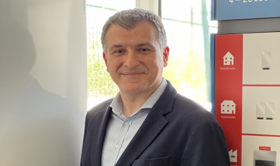 Viessmann Türkiye Satış Direktörü Gökhan Altun: "Ciromuzun Yaklaşık %60'a Yakınını Fosil Yakıtlı Olmayan Cihazlardan Karşılıyoruz" Viessmann Türkiye Satış Direktörü Gökhan Altun: "Ciromuzun Yaklaşık %60'a Yakınını Fosil Yakıtlı Olmayan Cihazlardan Karşılıyoruz"
