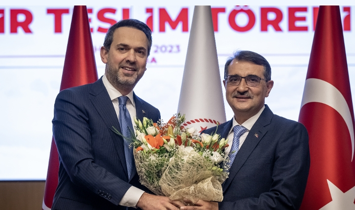 Enerji ve Tabii Kaynaklar Bakanı Alparslan Bayraktar, Görevi Fatih Dönmez'den Devraldı Enerji ve Tabii Kaynaklar Bakanı Alparslan Bayraktar, Görevi Fatih Dönmez'den Devraldı