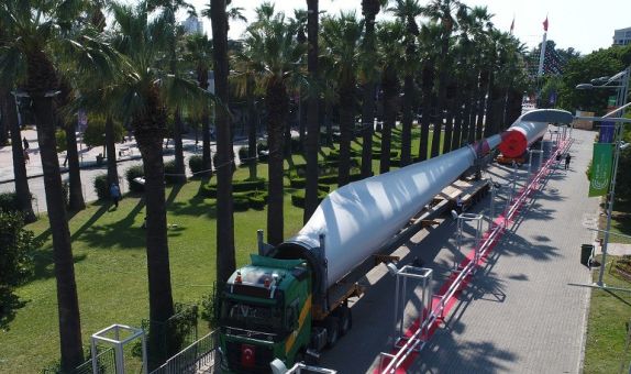 58.5m'lik Dev Kanat Izmir Fuarı'nda Sergilendi 58.5m'lik Dev Kanat Izmir Fuarı'nda Sergilendi