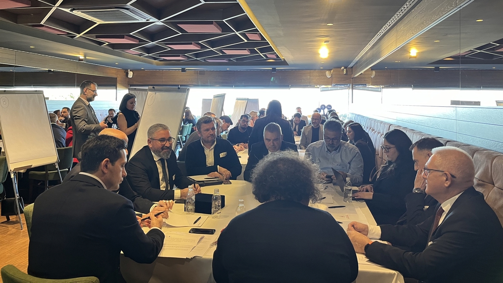 "Enerjiyi Maliyet Kalemi Olmaktan Çıkartıp Stratejik Enstrümana Dönüştürmeliyiz" "Enerjiyi Maliyet Kalemi Olmaktan Çıkartıp Stratejik Enstrümana Dönüştürmeliyiz"