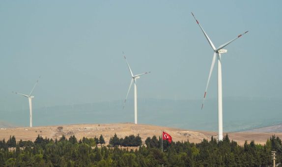 Aliağa'da Rüzgar Enerjisi ile Yıllık 267 Gwh Elektrik Üretimi Yapılıyor Aliağa'da Rüzgar Enerjisi ile Yıllık 267 Gwh Elektrik Üretimi Yapılıyor