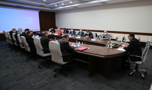 Bakan Dönmez, Yenilenebilir Enerji Derneklerinin Yöneticileriyle Bir Araya Geldi Bakan Dönmez, Yenilenebilir Enerji Derneklerinin Yöneticileriyle Bir Araya Geldi
