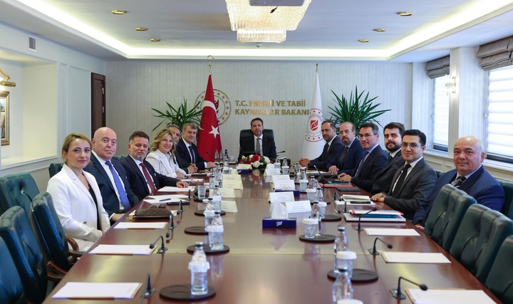 JED Yönetim Kurulu, Bakan Alparslan Bayraktar'ı Makamında Ziyaret Etti JED Yönetim Kurulu, Bakan Alparslan Bayraktar'ı Makamında Ziyaret Etti