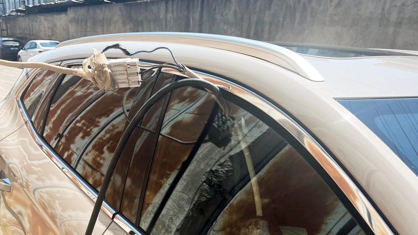 Şanlıurfa'da Kaçak Elektrikle Kurulan Araç Şarj İstasyonu Yakalandı Şanlıurfa'da Kaçak Elektrikle Kurulan Araç Şarj İstasyonu Yakalandı
