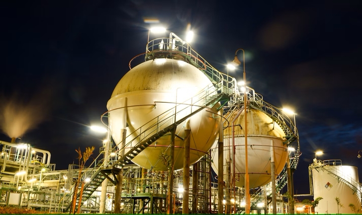 Yavaşlayan Talep ve Artan Arz, Petrol Piyasalarını Büyük Bir Fazlalığa Doğru Yönlendiriyor