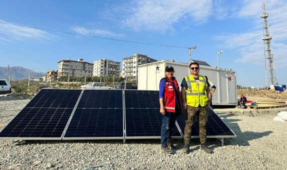 YEO, Çadır Kentlere Güneş Enerjili Batarya Sistemi Kurdu