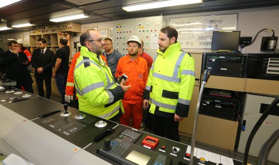 Bakan Albayrak Türkiye'nin İlk Sondaj Gemisini Ziyaret Etti